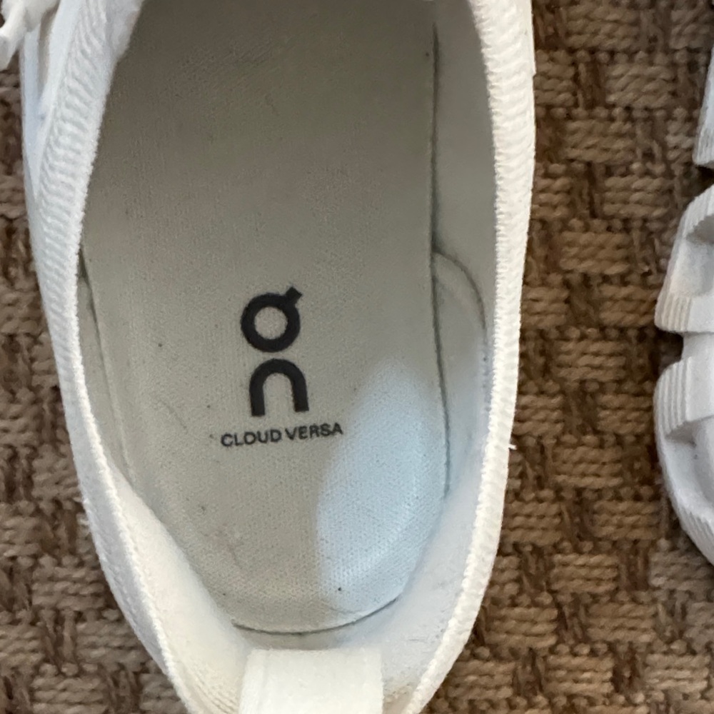 On Running Versa Men’s 11.5 White Sneakers in like new-excellent condition - Picture 3 of 5